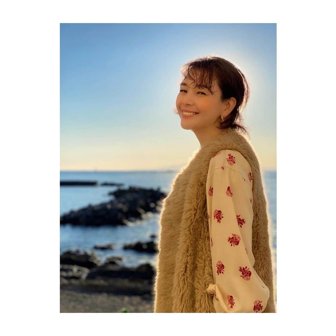 知花くららさんのインスタグラム写真 - (知花くららInstagram)「happy  new year 2022! あけましておめでとう御座います！ 元日、いかがお過ごしでしょうか☺️  今年もハッピーに駆け抜けて参りたいと思います✨  宜しくお願いいたします✨」1月1日 16時52分 - chibanakurara.official