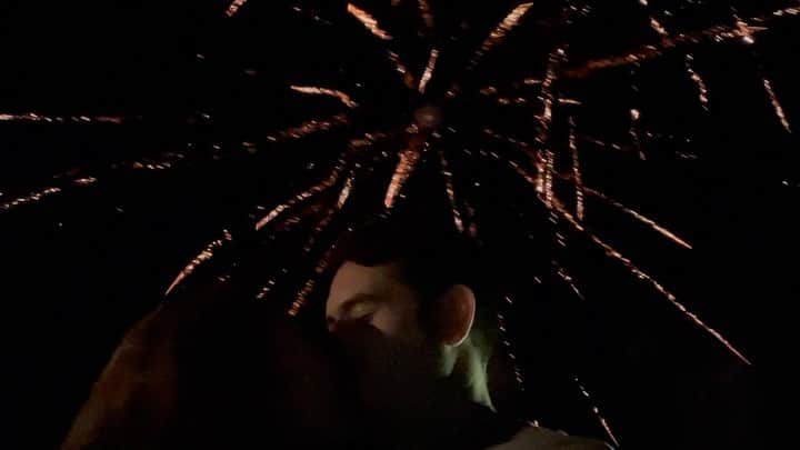 ジュリア バレットのインスタグラム：「2022🎆🖤」