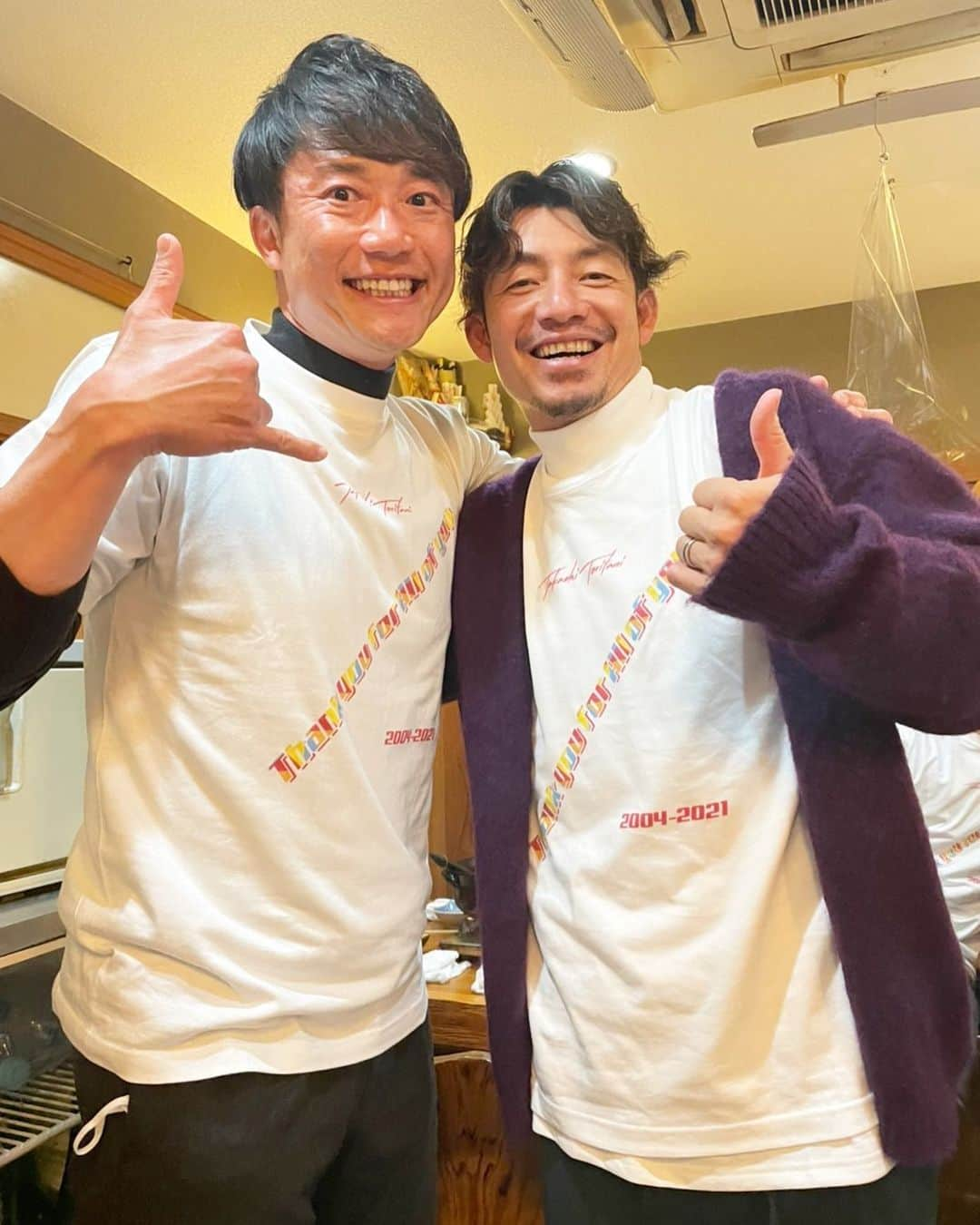 新井良太のインスタグラム：「新年あけましておめでとうございます。 本年も阪神タイガースへの変わらぬご声援を宜しくお願いします‼︎  先日、鳥さんと📸 引退記念Tシャツいただきました‼︎  #鳥谷敬　さん #久保田スラッガー #新井良太」