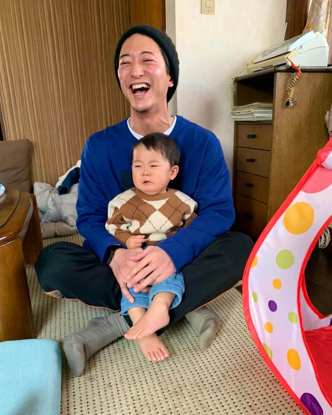 浅香航大さんのインスタグラム写真 - (浅香航大Instagram)「・  新年明けましておめでとうございます 本年もよろしくお願いします！  地元の子供たちに囲まれて幸せな年末年始を過ごしてます☺️  皆さま、明るく素敵な一年になりますように。」1月1日 17時12分 - kodai_asaka