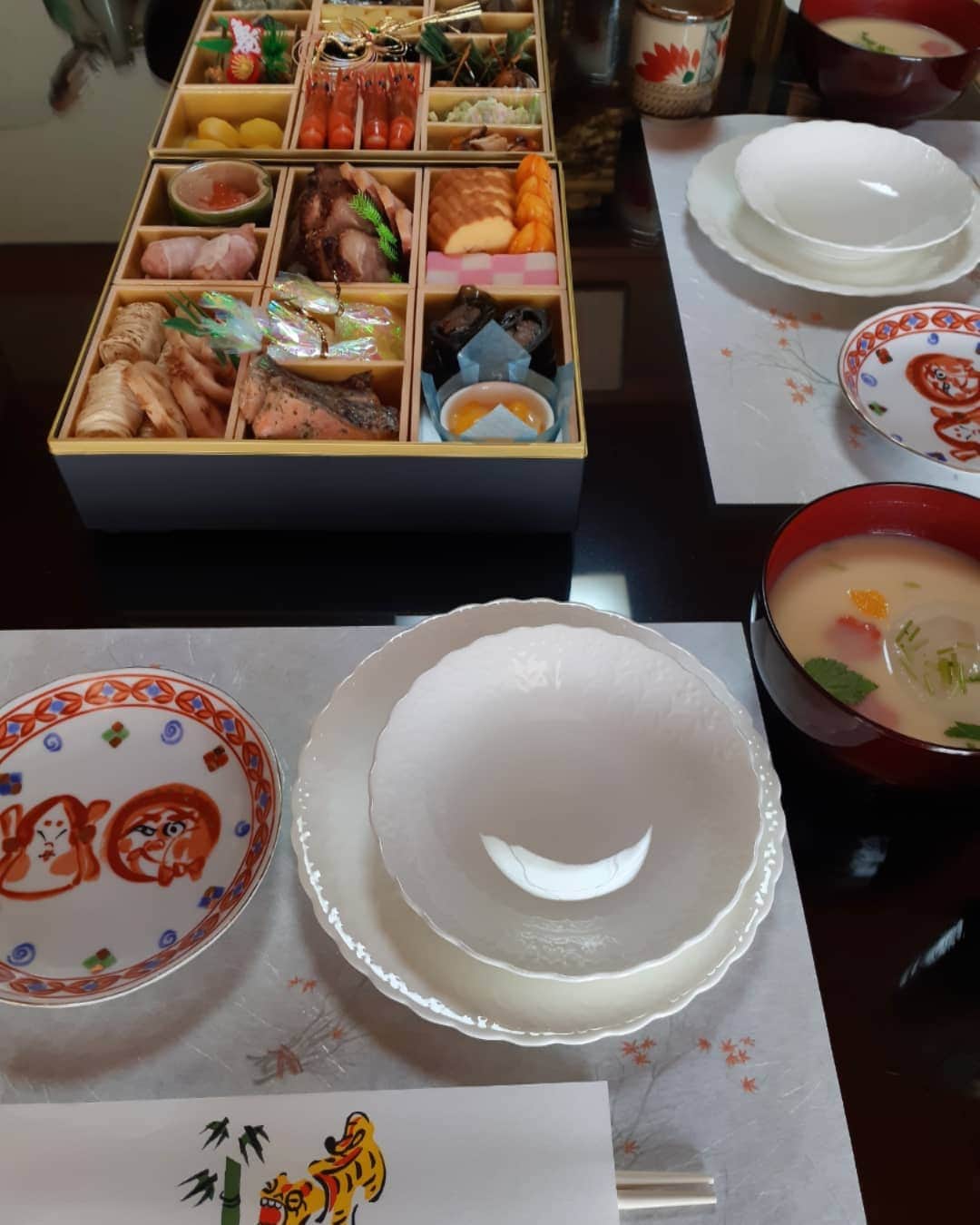 のインスタグラム：「Hello☺️みなさん . 新年明けましておめでとうございます。 お正月いかがお過ごしですか😊 お節料理は頂きましたか？ . 祖母や母の姿を見て “大人になったらお節が作れる様になるんだな～” と思っていましたが、 いまだに作れる様になりません🤣 . お正月からなんのこっちゃですが、 本年もどうぞよろしくお願い致します😊 . #黒坂真美 #kurosakamami #happynewyear #2022 #お正月 #japan #🇯🇵 #🐯 #🎍」