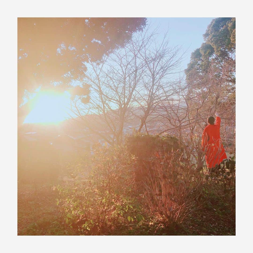 松雪泰子さんのインスタグラム写真 - (松雪泰子Instagram)「. 明けましておめでとうございます✨ 素晴らしい一年になりますように✨」1月1日 17時31分 - yasukomatsuyuki_official