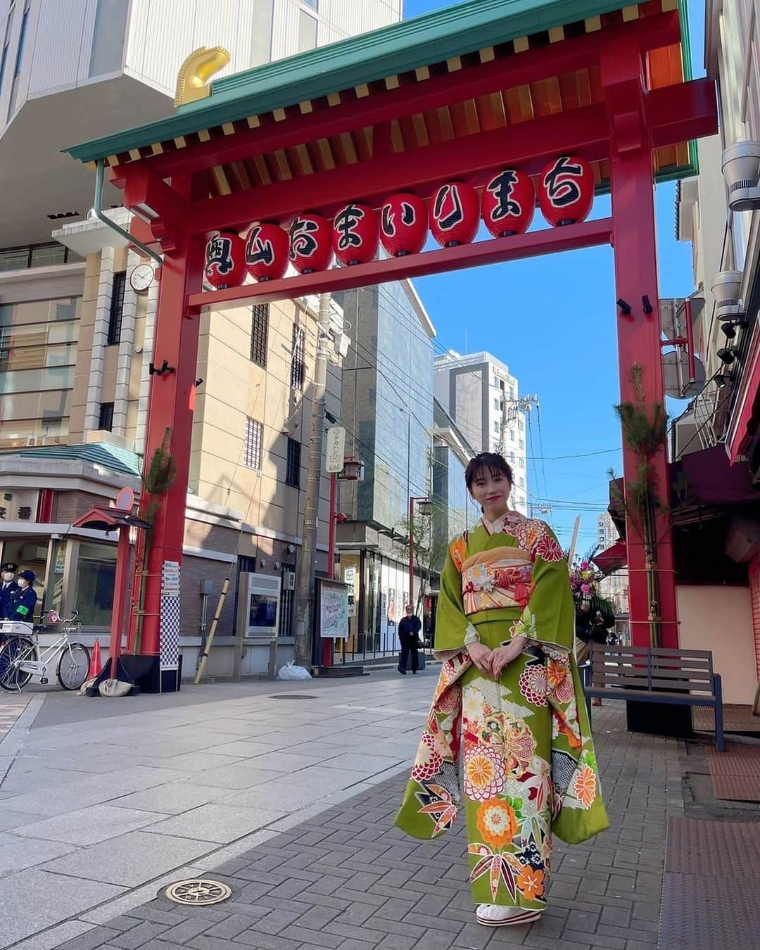 横山由依のインスタグラム：「あけましておめでとうございます⛩ 心豊かな一年になりますように。  今年もよろしくお願いいたします！」