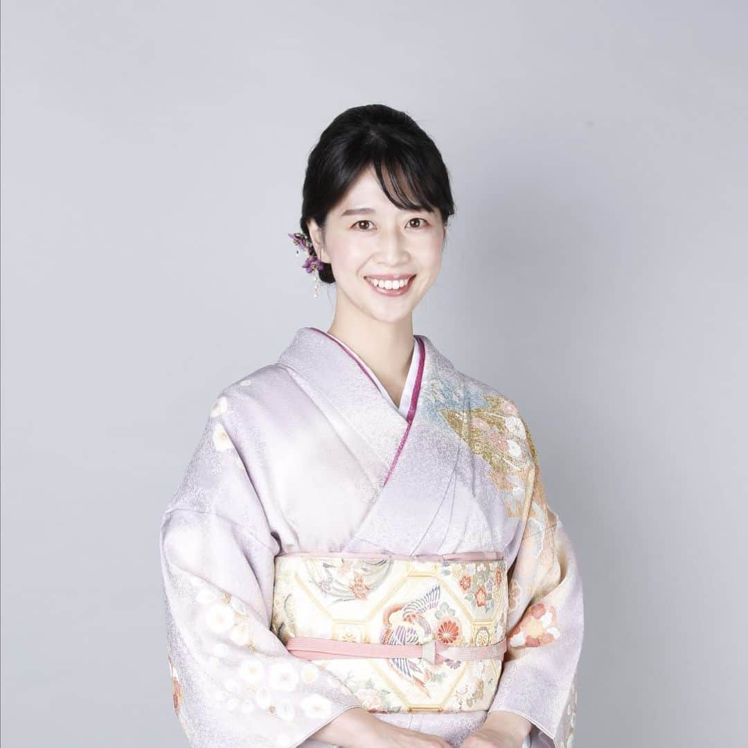 虎谷温子のインスタグラム：「明けましておめでとうございます。  本日の読売新聞にて、中谷アナウンサー、澤口アナウンサーと共に新年のご挨拶をさせていただいております。  皆さま、本年も宜しくお願い致します。」