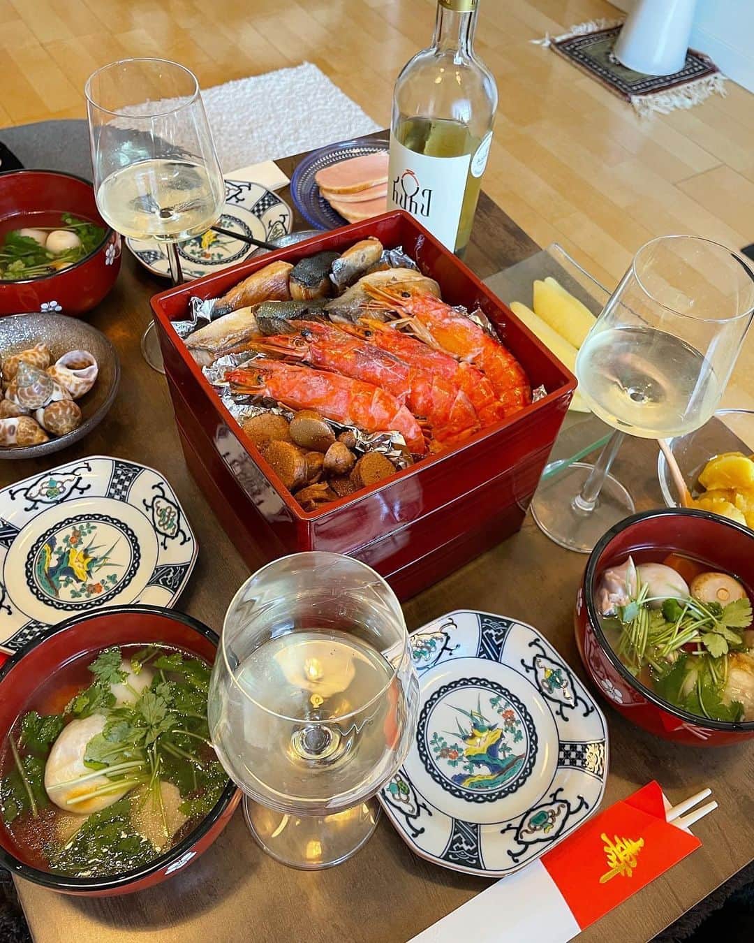 西口真央のインスタグラム：「あけましておめでとうございます🎍☀️ 今年も皆さんよろしくお願い致します🐯  今年は久しぶりに家族集まっての年越し🐶！ お節料理を母とせっせと作りました！(姉は食べるの専門😈) 姉が持って帰ってきてくれたジョージアワインで乾杯🥂 5枚目→もちろんクワイは広島の福山のものです！  とにかく実家でゆ〜っくりする帰省！色んなお話をして、、、☺️ さいこーう！！！！！！セクシータイガーサンキュー！！ #お正月　 #お節料理 #ジョージアワイン #2022 #口だけ人間卒業なるか」