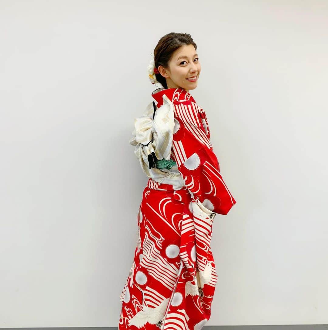 上村彩子さんのインスタグラム写真 - (上村彩子Instagram)「. . お正月らしく、紅白で鶴柄のお着物でした🎌  髪の毛は、強風の中での中継だったのでぴっちりめ。  👘→京都丸紅さん  #ニューイヤー駅伝 #和装#晴れ着#振袖#振り袖ヘア」1月1日 18時06分 - saekokamimura
