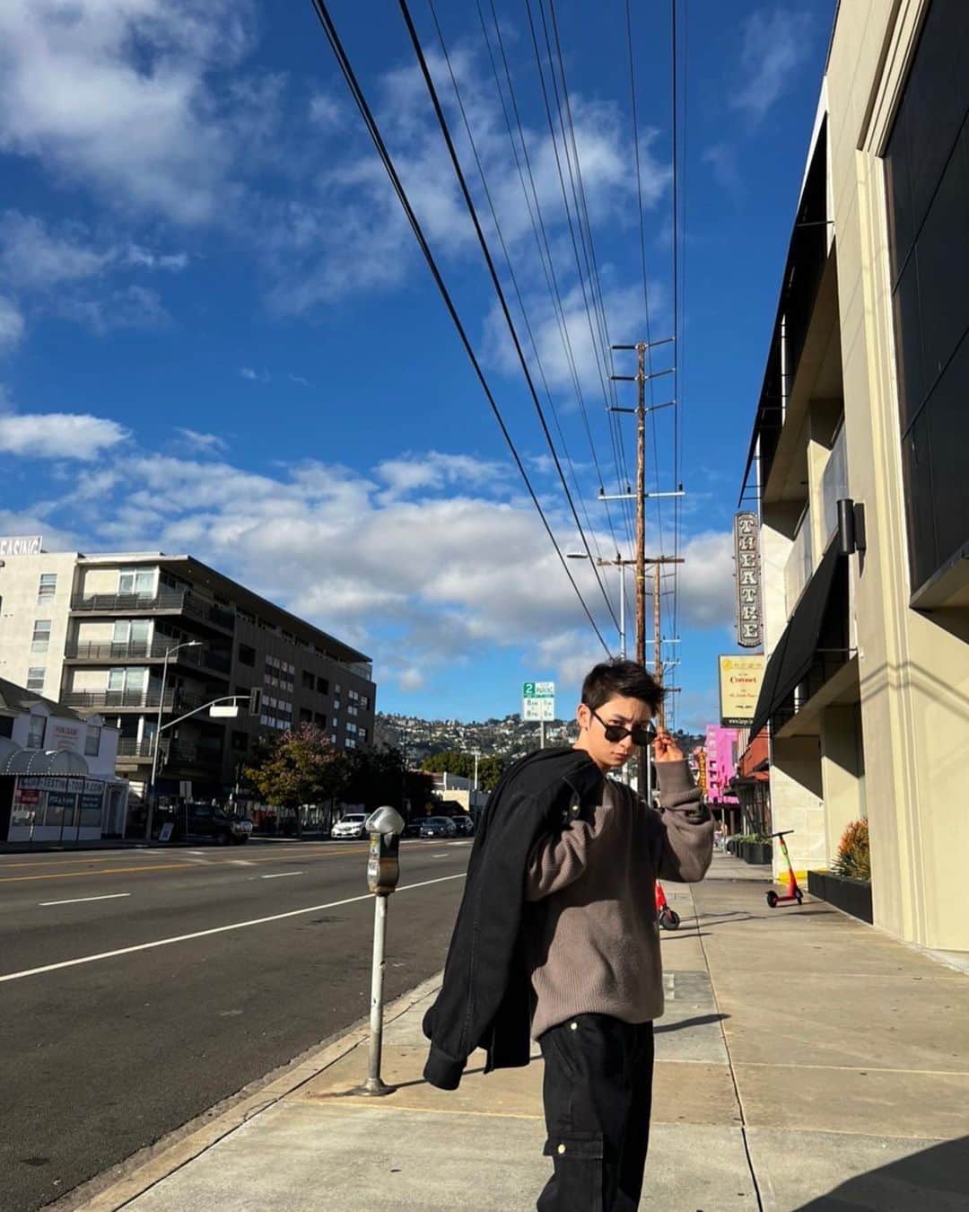 與真司郎のインスタグラム：「みなさん、こんばんは🌞 カトシバです👍  新年、あけましておめでとうございます🎍  2021年は、トークショーツアーから始まり、 ソロのアリーナツアー、AAAのドームツアーと 本当にありがとうございました！！！  さっそくですが、 4月〜6月、全国12会場24公演にて開催されるトークショーツアー「與真司郎 TALK SHOW 2022」の詳細が解禁されました✨ 詳細は、オフィシャルサイトをご確認ください👏  今年もみなさんと共に最高の一年にできればと思います🙇‍♂️  #SHINJIROATAE #與真司郎 #カトシバメセン #お正月 #食べ過ぎには注意 #しんさんとデートに使ってください #もうこの表現は古いのか」