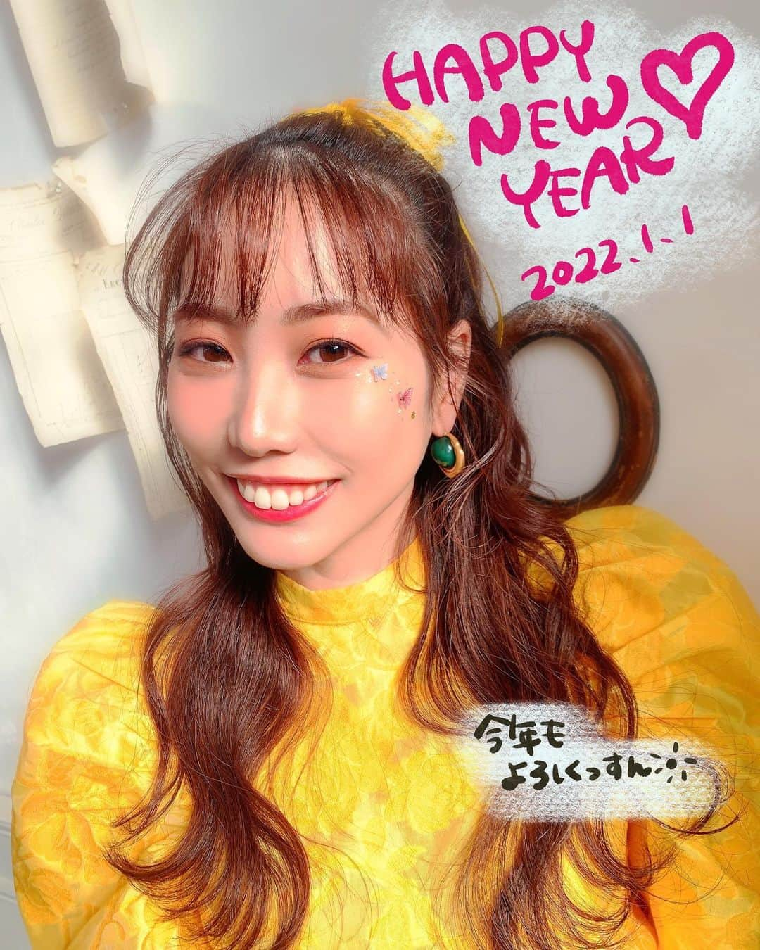 楠田亜衣奈のインスタグラム：「あけましておめでとうございます。 今年もよろしくお願いします。  2月はじまり2022年カレンダーたくさんかわいい写真撮ってもらいました！ お楽しみにっ！！  さんくっすんBIRTHDAYもお楽しみにっ！！ https://aina-kusuda.net/  2022年1月1日 楠田亜衣奈」