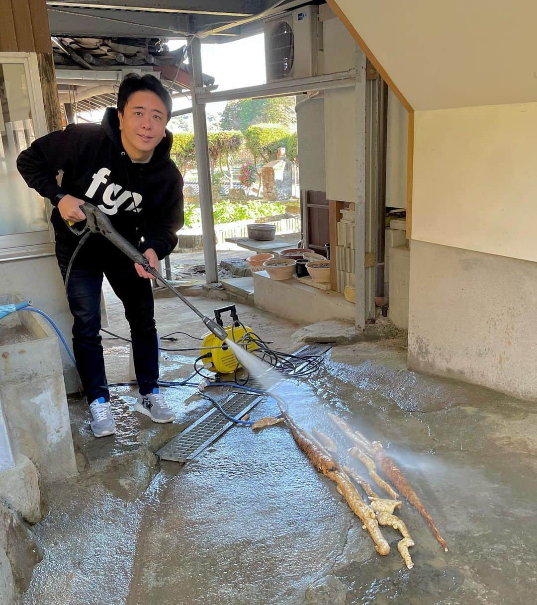 高島宗一郎さんのインスタグラム写真 - (高島宗一郎Instagram)「親戚の畑で自然薯を掘って、擦って、蕎麦にかける！最高の正月🎍 #高島宗一郎 #自然薯 #福岡市長 #畑 #とろろそば #高島市長」1月1日 18時14分 - takashima.fukuoka