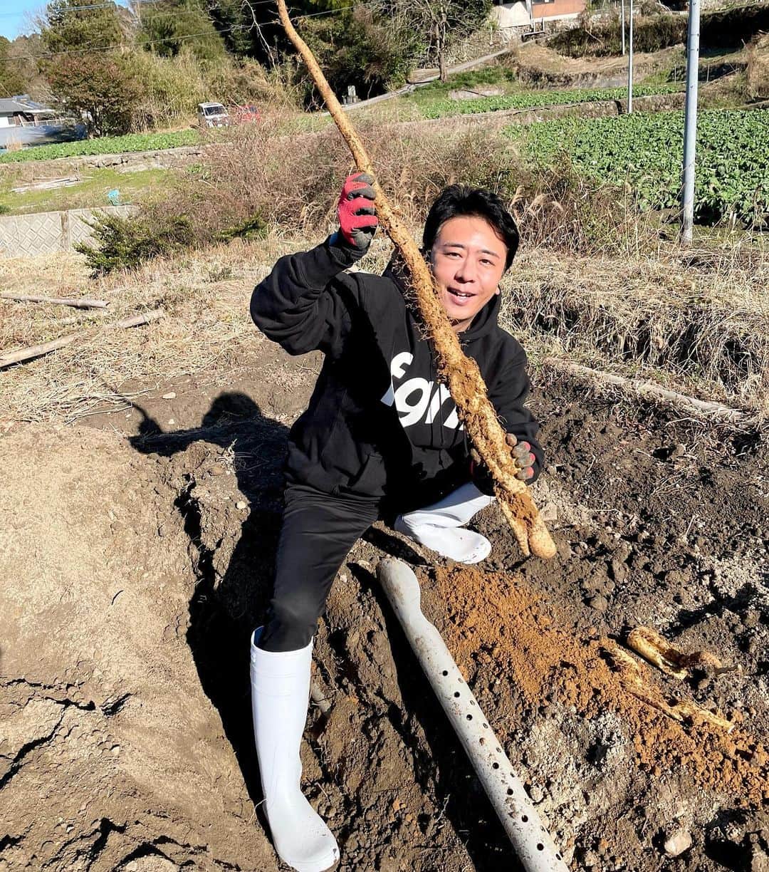 高島宗一郎さんのインスタグラム写真 - (高島宗一郎Instagram)「親戚の畑で自然薯を掘って、擦って、蕎麦にかける！最高の正月🎍 #高島宗一郎 #自然薯 #福岡市長 #畑 #とろろそば #高島市長」1月1日 18時14分 - takashima.fukuoka