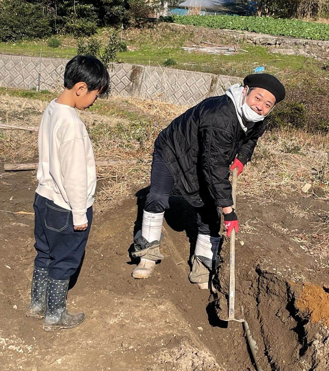 高島宗一郎さんのインスタグラム写真 - (高島宗一郎Instagram)「親戚の畑で自然薯を掘って、擦って、蕎麦にかける！最高の正月🎍 #高島宗一郎 #自然薯 #福岡市長 #畑 #とろろそば #高島市長」1月1日 18時14分 - takashima.fukuoka