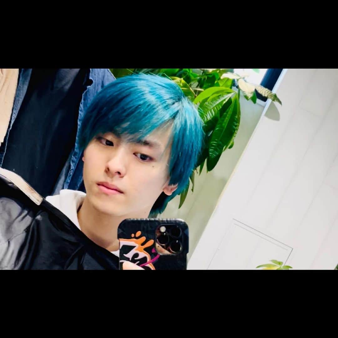 のインスタグラム：「🔹😳🔹 映画にて青になってました笑 お楽しみに。 今年も宜しくお願いします！」