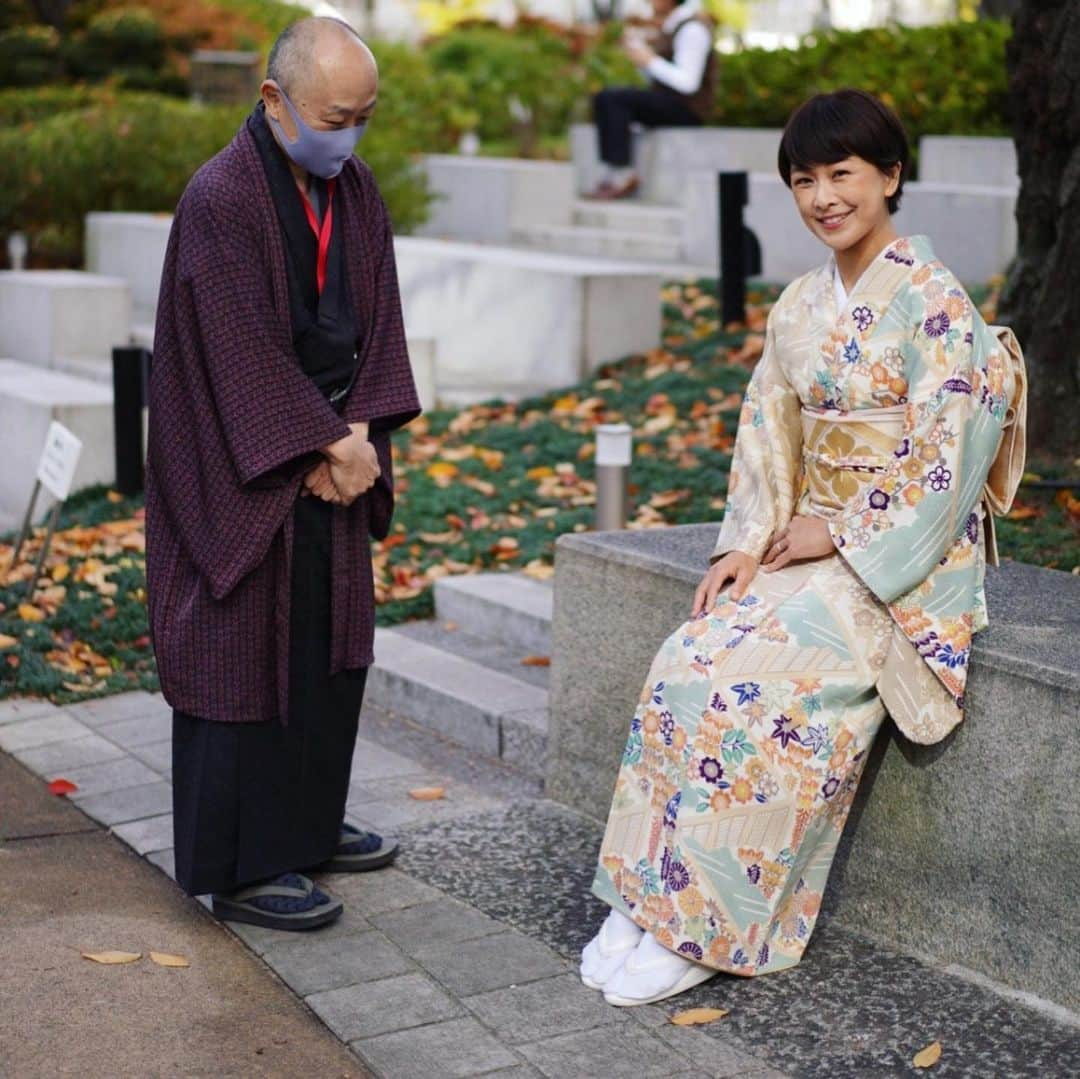 萩野志保子さんのインスタグラム写真 - (萩野志保子Instagram)「あけましておめでとうございます。 大晦日より7℃は低いという元日の東京。きりっと清らかな空気に気持ちを新たにしています。 50歳になる、2022年という新年。 学びのチャンスにしたいと、自らで背中をノック🤫 こんなに素敵なお着物を着せていただけた尊い経験にもきっかけをいただき♡ 「自分で着物を着ておでかけして食事を愉しむ老人になる」 もひとつの目標になりました。 とか言っていますが、これは竹馬の友のセリフをまるまる拝借❣️ 50歳を迎えようとする季節に、10代からの友人と新たな目標を叶えようと鼓舞しあえることにも幸せを噛み締めています💌 大変なことも多い世の中ですが、 わたしたちそれぞれ力を蓄え、助け合って。 皆様にとって、笑顔多き、幸せ降りそそぐ一年になりますように！！！ 本当に強く思う今年です🙏  衣装協力　小紋屋 高田勝さん @komon_ya   高田さん @komon_ya にお着物の絵柄や帯についてご教示頂いているひとときを、#矢島悠子アナウンサー が残してくれました📷🧡  そんなお着物コンテンツが元日の今日、配信スタートしています🎍 アナウンサー達が登場していますので！ぜひ垣間見ていただけたら🙋‍♀️👘 ストーリーから飛べますー☺︎ ■URL 女性アナウンサーきもの壁紙コンテンツ2022 https://www.tv-asahi.co.jp/sphone/app/announcer/kimono/2022/ @tvasahi_announcers  #きもの #着物 #お着物 #和装 #2021 #2022  #あけましておめでとうございます  #明けましておめでとうございます  #テレビ朝日 #アナウンサー #tvasahi #垣間見 #源氏物語 #名古屋帯 #きもの壁紙2022」1月1日 18時59分 - shihoko_hagino