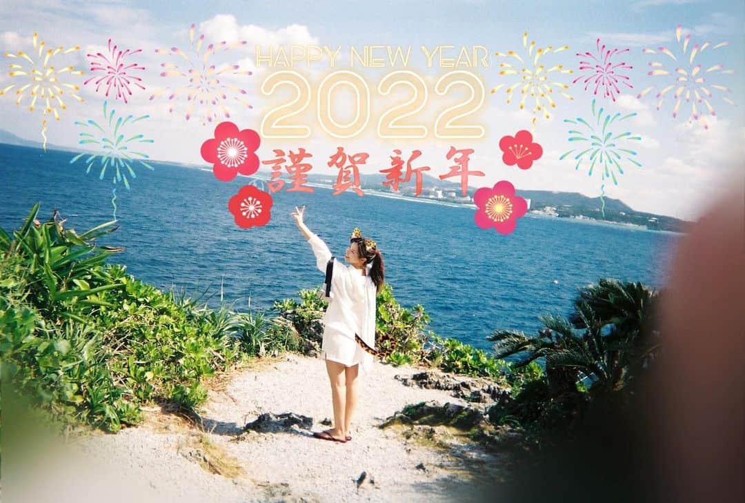倉田瑠夏さんのインスタグラム写真 - (倉田瑠夏Instagram)「☆☆ HAPPY NEW YEAR 2022☆☆  あけましておめでとうございます🌅  昨年も沢山沢山お世話になりました。  今年もよろしくお願い致します。♡  みんなにとって最高の一年になりますように🎍🌅✨  とりあえずはやくあったかくならないかな🌷  #happynewyear #2022 #あけましておめでとうございます #今年もよろしくお願いします #謹賀新年 #🎍 #🐯 #虎年 #1月1日 #filmcamera #フィルムカメラ #filmphotography #film_jp #japanesegirl #japan #写ルンです #撮ってもらった人の指入ってる 笑」1月1日 19時00分 - ruka.kurata