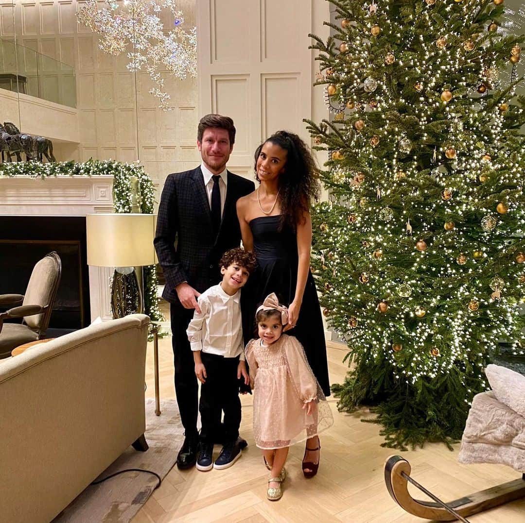 セバスチャン・ポコニョーリのインスタグラム：「Nous vous souhaitons une excellente année 2022 🍀💫」