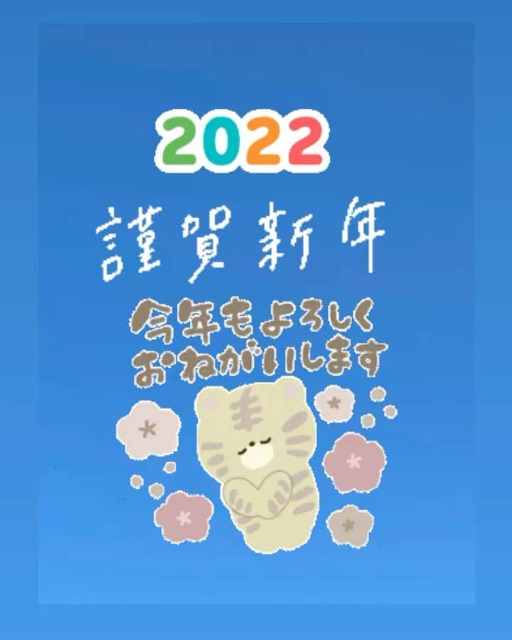 木部さんのインスタグラム：「新年あけましておめでとうございます！！🌅⛩🎍 ⁡ 今年もよろしくお願いいたします⭐️ ⁡ 1枚目の写真のバックは今日の都内の快晴の空です。 ⁡ 2枚目の写真は今日初詣でひいたおみくじ！ なんと大吉！！ ⁡ 3枚目はオチです😂 ⁡ ⁡ ⁡ ⁡ #謹賀新年　#新年のご挨拶#おみくじ #初詣⛩ #今年の運勢 #あけおめ#元旦 #omikuji #happynewyear2022 #hatsumode #newyearday」