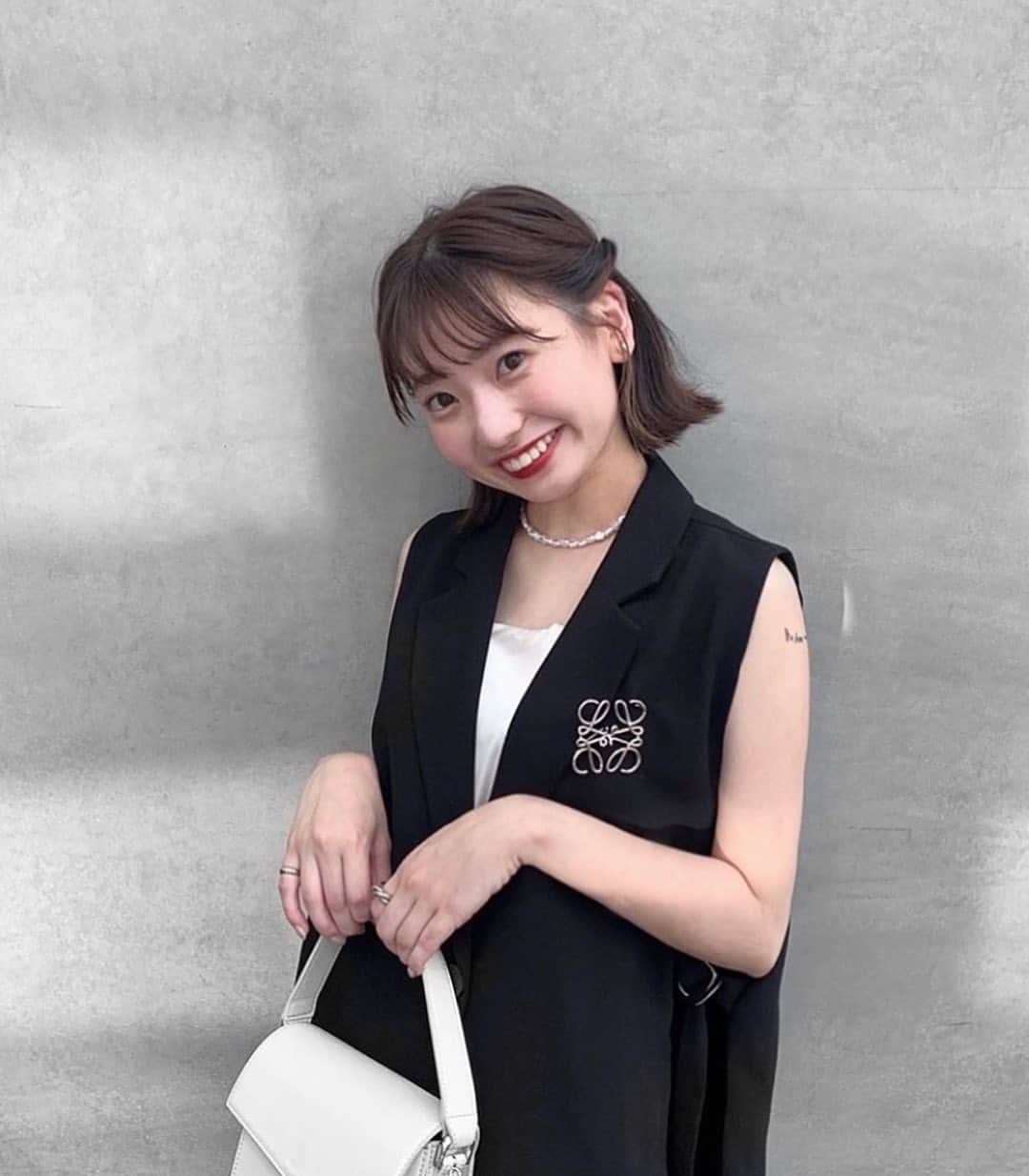 のインスタグラム：「#ayaaana_  2022年明けましておめでとうございます🤍  沢山の人に出会い、沢山の事に挑戦した2021年でした🐮 関わってくれた皆さんありがとうございます♡  去年以上に有意義な1年目指して 笑顔、挑戦、ポジティブな2022年に！ 今年もよろしくお願いします꒰(๑´•.̫ • `๑)꒱  #2022 #happynewyear #ロエベ#ザラ  #国立美術館 #美術館」