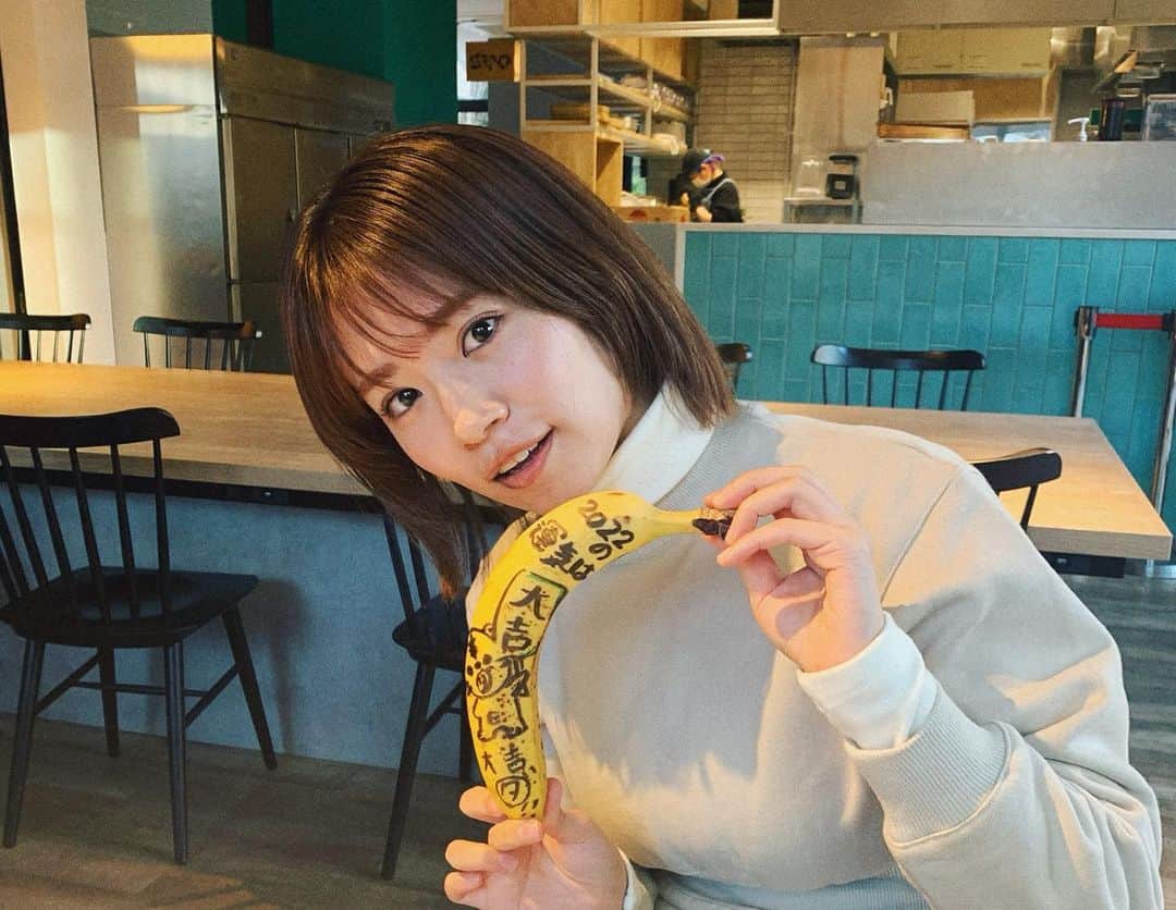 菜乃花のインスタグラム：「2022.1.1  新年あけましておめでとうございます。  年末年始には実家で楽しく集まってる方や、忘年会、新年会で久々の再会を楽しめるようになっていて、よかったな〜と当たり前の日常が戻りつつある光景を見てはにこにこしています。  年末のカレンダーのイベントも会えていなかった久々のファンの方にたくさん会えて本当に嬉しくてすごく元気を貰いました✨  とうことで、今年はたくさん！ 皆さんにお会いできたらと思っています！  画面越しも勿論楽しいけど、 やっぱりリアルもいい！  体験をシェアする機会を作れたらと思います！  楽しんで貰えるよう尽くすので是非会いに来て下さい😉 今年もよろしくお願いします！  なのか  （大吉バナナ頂きました🍌）」