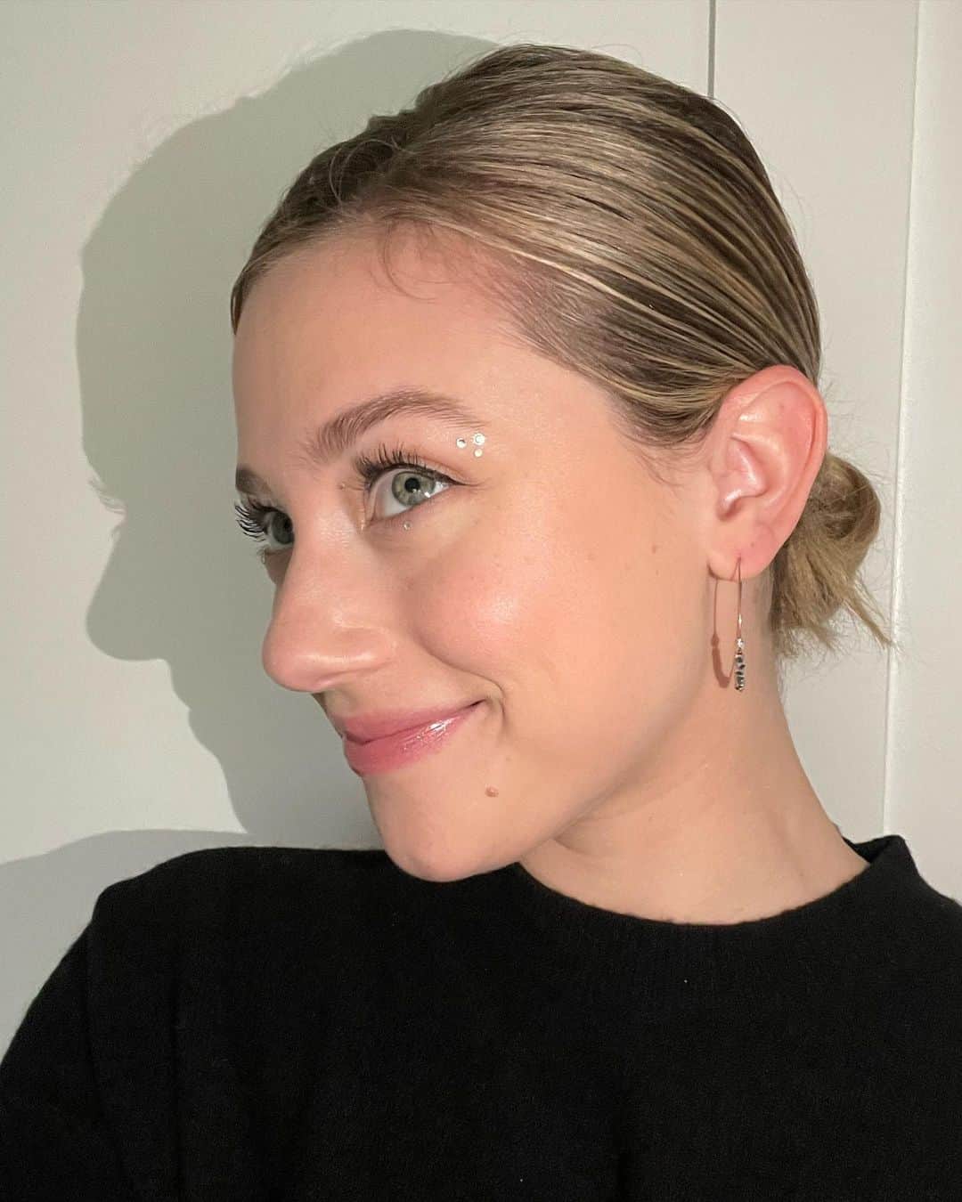 リリ・ラインハルトさんのインスタグラム写真 - (リリ・ラインハルトInstagram)「Happy New Year ❤️ wearing my @covergirl perfect point plus liquid liner and exhibitionist stretch & strengthen mascara.  #covergirl」1月2日 5時34分 - lilireinhart