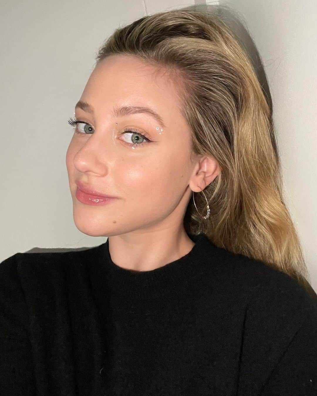 リリ・ラインハルトさんのインスタグラム写真 - (リリ・ラインハルトInstagram)「Happy New Year ❤️ wearing my @covergirl perfect point plus liquid liner and exhibitionist stretch & strengthen mascara.  #covergirl」1月2日 5時34分 - lilireinhart