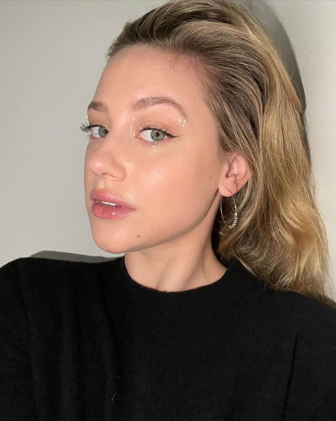 リリ・ラインハルトさんのインスタグラム写真 - (リリ・ラインハルトInstagram)「Happy New Year ❤️ wearing my @covergirl perfect point plus liquid liner and exhibitionist stretch & strengthen mascara.  #covergirl」1月2日 5時34分 - lilireinhart