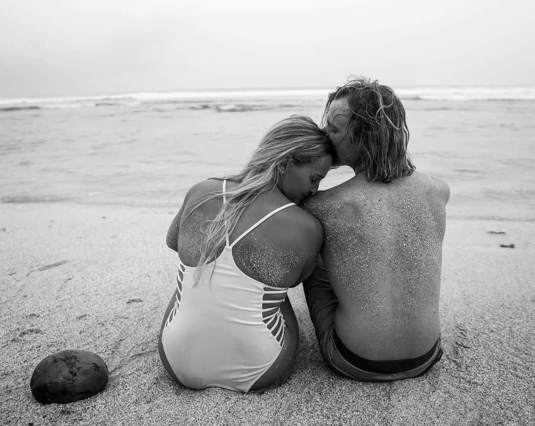 リア・クレインさんのインスタグラム写真 - (リア・クレインInstagram)「I love thinking back to playing in the waves and shell hunting in Sri Lanka 2 years ago 💕 I feel like every ‘New Years’ that comes around I look back on the year and think well, there was some highs and some lows. That’s life, right?!  Going to my own mum’s funeral and choking through reading her Eulogy was definitely the lowest of my lows. Ever. 💔 Then having been to the Olympics and now in a new job, I find myself at the end of a year that used to seem a long way off.  2022. I’m looking forward to making some positive changes, spending more time with family, being outside more and getting back on track ✨🌱 . . . 📸: @thereefgirl」1月2日 5時51分 - leahcraneclimbing