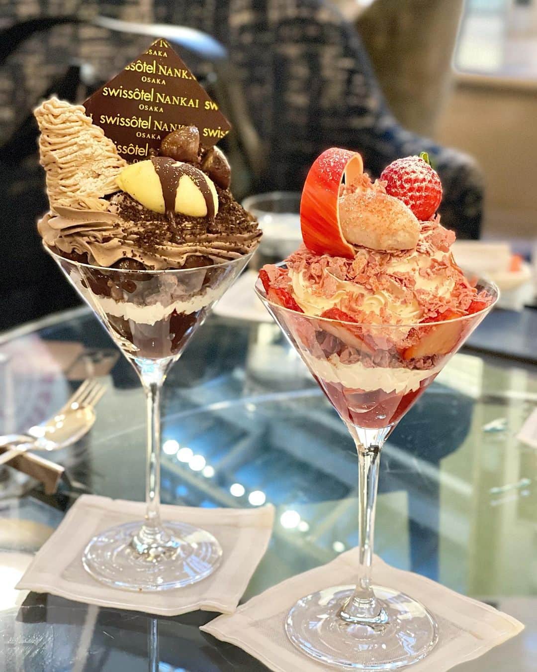 のインスタグラム：「2021年. 幸せ時間の振り返り…❤️🍨  コロナ禍の不安もあり、なかなか思うように遊びに行ったりリフレッシュしにくい1年でしたね…✨ 今年は大好きな人たちと、もっともっと沢山の思い出作っていきたいな💕  私の大好きな @elefulful  いつも元気いっぱいわけてくれてありがとう👸💕  #パフェ #parfait #幸せ時間」