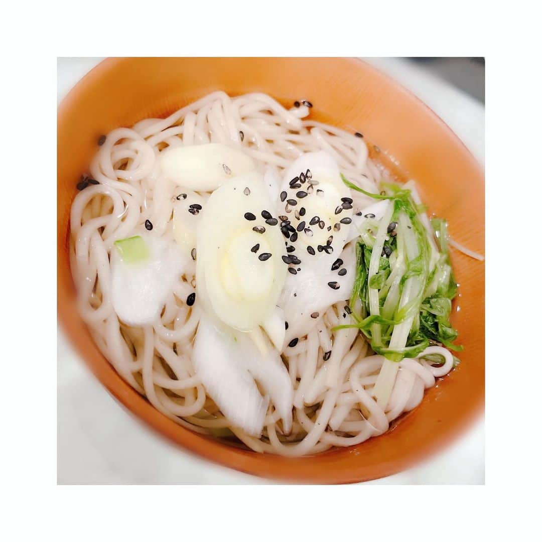 小倉唯さんのインスタグラム写真 - (小倉唯Instagram)「1日遅れの #年越しそば 🎍に #お雑煮 を作って食べました(*´ー｀*)  お雑煮は、昨年とおなじく ワンコ🐶たちの分も用意したよ〜  今年も良い1年になりますように。。😌✨」1月1日 21時51分 - yui_ogura_official