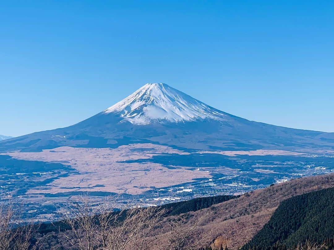 田中悦子さんのインスタグラム写真 - (田中悦子Instagram)「綺麗な富士山見ると 幸せな気持ちになりません？  芦ノ湖スカイライン走って ドーンとこの富士山が見えた時 みんなでうわっ！！！！ ってめっちゃ興奮しました笑  元旦の富士山🗻  素晴らしすぎた😍🗻🎍  またお裾分けです。  #富士山 #芦ノ湖 #芦ノ湖スカイライン #元旦富士山 #富士山パワー #風景写真 #加工なし #家族でドライブ #最高すぎた」1月1日 22時00分 - etsuko.reborn25