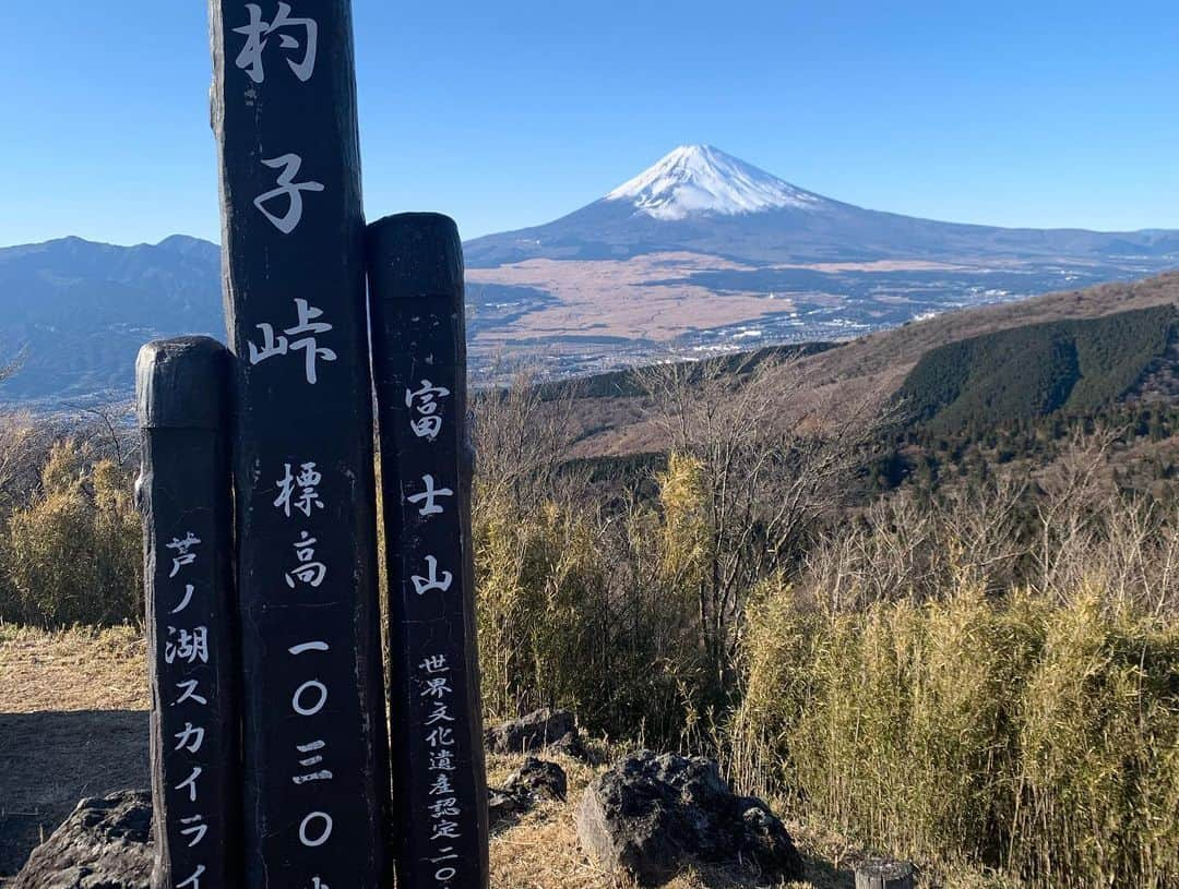 田中悦子さんのインスタグラム写真 - (田中悦子Instagram)「綺麗な富士山見ると 幸せな気持ちになりません？  芦ノ湖スカイライン走って ドーンとこの富士山が見えた時 みんなでうわっ！！！！ ってめっちゃ興奮しました笑  元旦の富士山🗻  素晴らしすぎた😍🗻🎍  またお裾分けです。  #富士山 #芦ノ湖 #芦ノ湖スカイライン #元旦富士山 #富士山パワー #風景写真 #加工なし #家族でドライブ #最高すぎた」1月1日 22時00分 - etsuko.reborn25