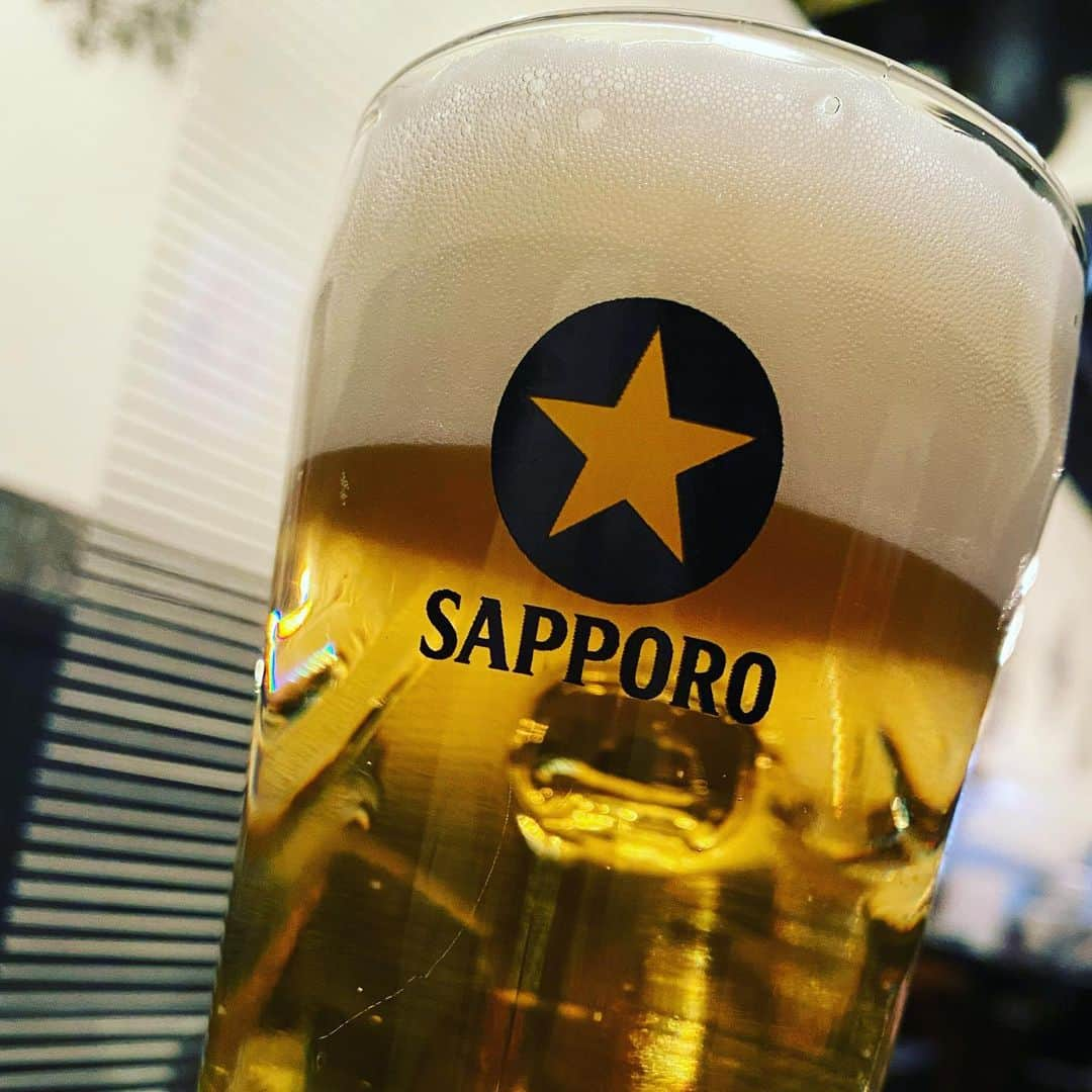 凸さんのインスタグラム写真 - (凸Instagram)「んー、やっぱりこれやなぁ🍺 #ビール #キンキン #喉が幸せ #心もハッピー #いつ飲んでもうまい #ほな」1月1日 22時17分 - honmonotetsuya