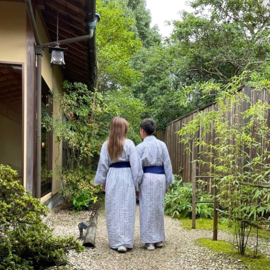 のインスタグラム：「皆様、明けましておめでとうございます🎍♡  写真は13歳の誕生日の息子と私♡  数ヶ月前なのにこの時よりグンと身長も伸びています😊  2022年の今年も仲良く寄り添っていきたい✨✨  息子は思春期に入ってもとっても優しく関係は変わらず仲良しです♡  今年も一緒に沢山成長していきたい。 ありきたりだけどそんな気持ちです🥰  失った時間や我慢した時間が少しでも取り戻せる一年になりますに…🙏  そして私のインスタへの情熱が戻りますように。笑  皆様、本年もどうぞ宜しくお願い致します。  #2022 #元旦」