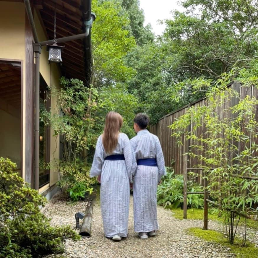 内田新菜のインスタグラム：「皆様、明けましておめでとうございます🎍♡  写真は13歳の誕生日の息子と私♡  数ヶ月前なのにこの時よりグンと身長も伸びています😊  2022年の今年も仲良く寄り添っていきたい✨✨  息子は思春期に入ってもとっても優しく関係は変わらず仲良しです♡  今年も一緒に沢山成長していきたい。 ありきたりだけどそんな気持ちです🥰  失った時間や我慢した時間が少しでも取り戻せる一年になりますに…🙏  そして私のインスタへの情熱が戻りますように。笑  皆様、本年もどうぞ宜しくお願い致します。  #2022 #元旦」