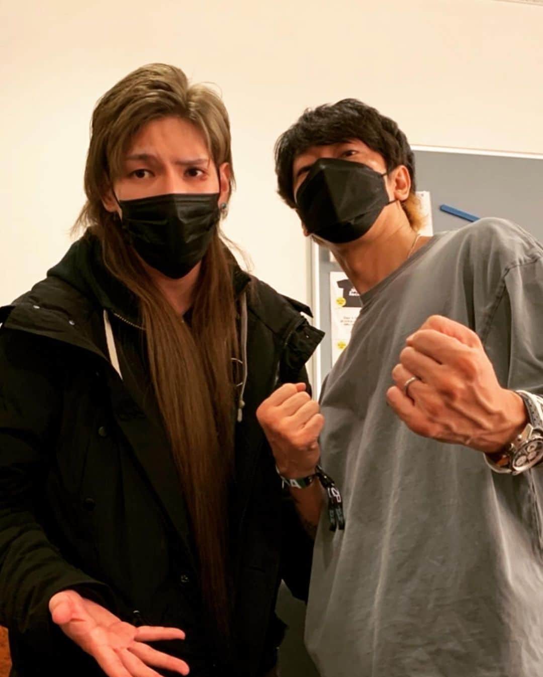 のインスタグラム：「ビシッとさせてくれる兄貴達。  ライブを観て身が引き締まった。  目に見えんモン教えて貰える 周りに恵まれてるなぁ、有り難い。  感謝。  #saiman #brahman #toshilow #ellegarden #細美武士 #zeeptokyo #沖縄訛りの喜屋武さん」