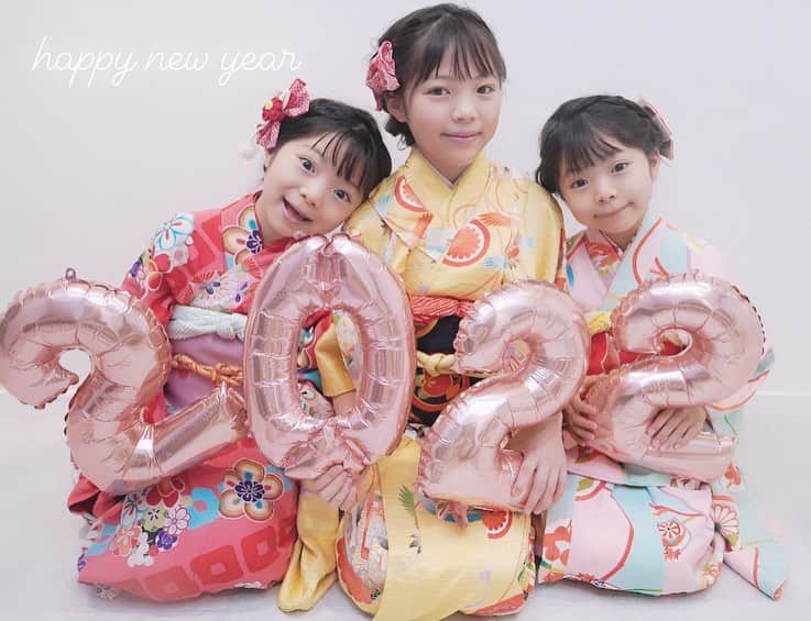 Yukiさんのインスタグラム写真 - (YukiInstagram)「あけましておめでとうございます🎍✨  2022年が みなさまにとって 素晴らしい年となることを願っております☺️✨  今年は年女🐯な長女は 黄色のお着物にしました👀💕  家族との時間もそれぞれの時間も大切に過ごせたらいいな♡  本年もどうぞよろしくお願いします♡」1月1日 22時40分 - yukikuu96