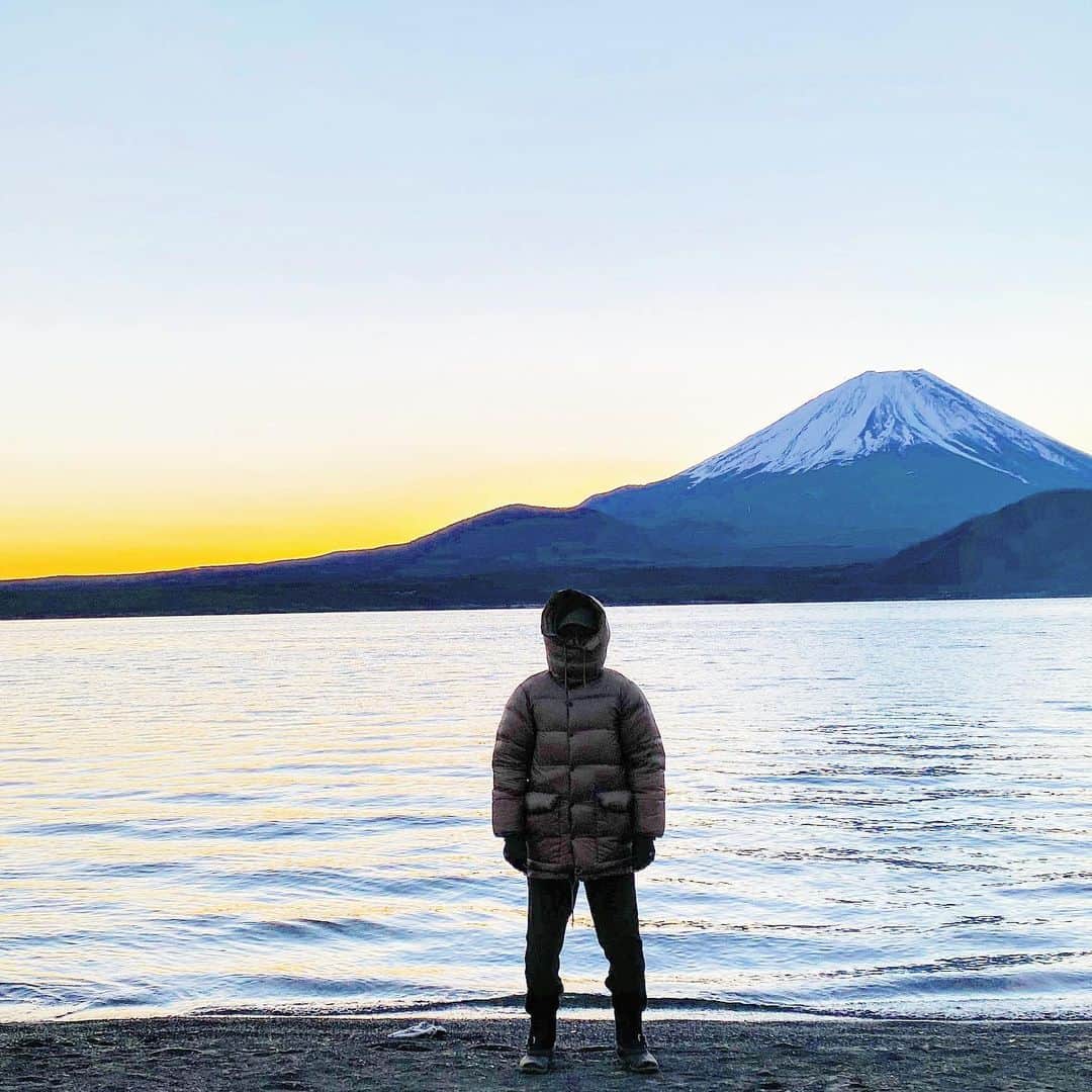 高田朋佳のインスタグラム：「新年明けましておめでとう御座います🎍 本年も色々な方々のお力をお借りして、楽しいコトを沢山仕掛けていきます。 皆様にとっても良い一年となりますように🙏🏽  ———————————————————————— #fashioncreator #高田朋佳 #tomoyoshitakada #authenticstyle  #dressstyle #elegantstyle #modernclassicstyle #newclassicstyle #fashion #mensfashion #mensdressstyle #suitsstyle #dapperstyle #takadachannel」