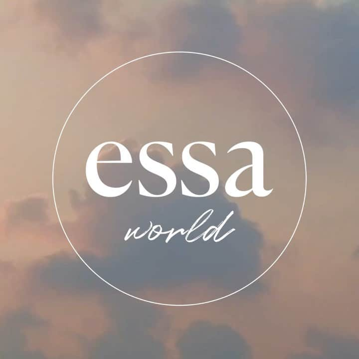 ヴァネッサ・アクセンテのインスタグラム：「New year, New me 💁🏼‍♀️ I’m going to kick start 2022 with an announcement. We are ready to introduce our new brand Essa World offering products promoting wellness from within. We’ve been working on this for several months and it's been an exciting journey so far, I’ve learned so much and can’t wait to see what’s ahead of us. Follow @essawrld for updates and welcome to our world!」