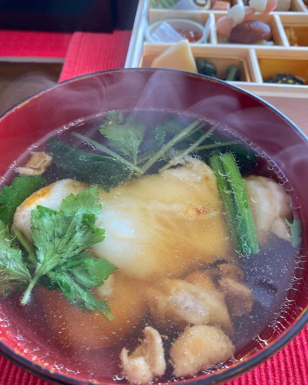 のインスタグラム：「Happy New Year!! I ate Japanese traditional food "Ozouni" Ozouni is a Japanese traditional soup which contains rice cakes and vegetables. The ingredients of ozouni vary from region to region in Japan. 🗾 What do you eat in the new year?  #japanese #japanesetraditional #japanesetraditionalfood #newyear #happynewyear #holidays #ricecake #soup #japan #お雑煮 #東京 #おせち #正月 #お餅」