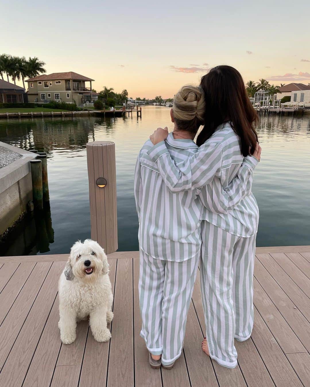 メリル・デイヴィスのインスタグラム：「Looking back, looking forward and looking for snacks. Here’s to 2022! 🥂 Wishing you all good health, beautiful memories, valuable lessons, personal growth and peace.  ••• #2022 #newyear #goodvibes #sunset」