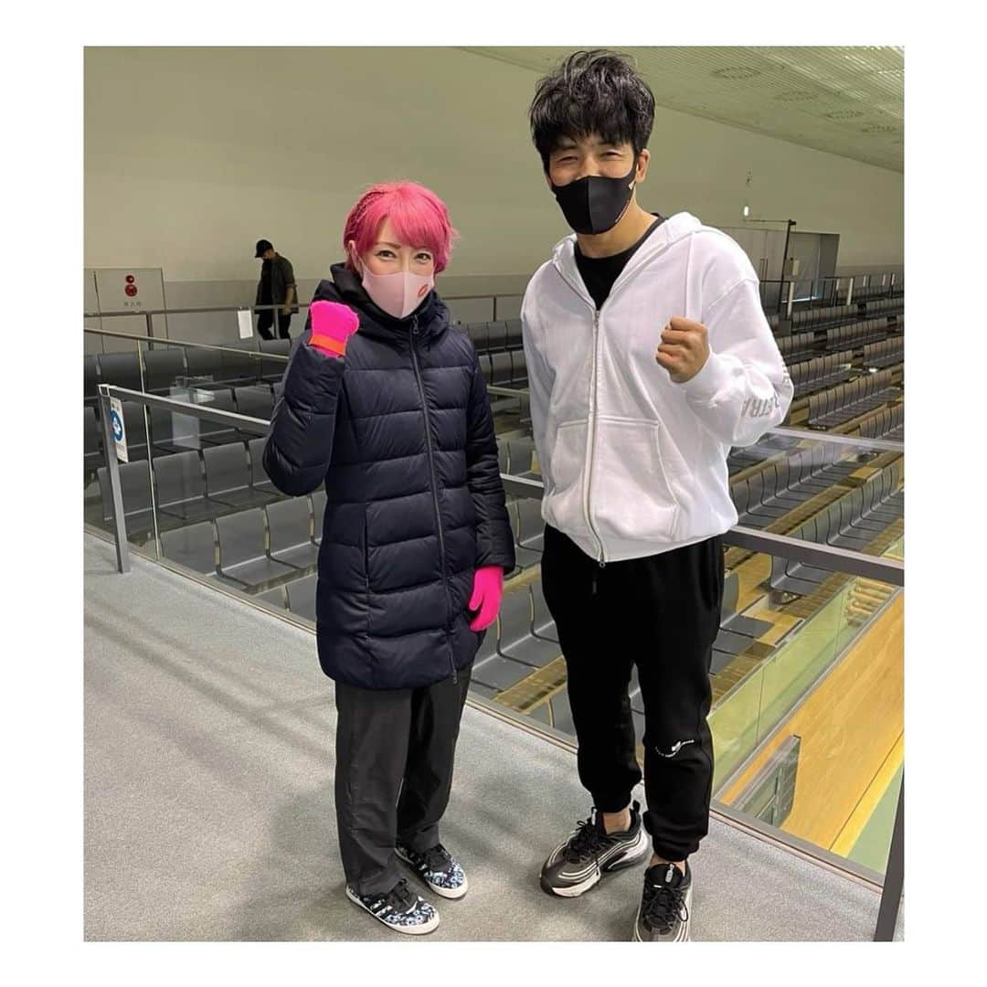 Melty輝さんのインスタグラム写真 - (Melty輝Instagram)「月曜から夜ふかし🥊 元日から夜ふかし🥊  フェフ姉さんのリベンジ戦の 対戦相手として選んでくれて ありがとうございました🙇‍♀️  フェフ姉さんは気持ちが本当に強いです 私は圧倒的にスタミナ不足😭 もっとスタミナ付けて強くなります💪  応援ありがとうございました🙇‍♀️  フェフ姉さん‼︎ お互い目標に向かって頑張りましょう‼️  @aotan5444   #千葉#西船橋#キャバクラ#キャバ嬢#ヴェルージュ#Vellugue#Melty輝#最強キャバ嬢#キックボクシング#格闘技#DEADHEAT#アマチュアキックボクシング#リベンジ戦#フェフ姉さん#月曜から夜ふかし#元日から夜ふかし」1月1日 23時37分 - glayrinapan