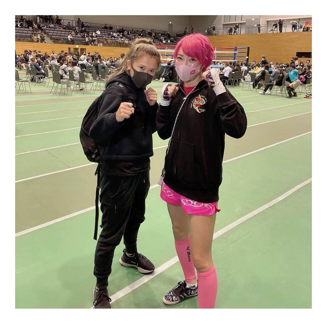 Melty輝さんのインスタグラム写真 - (Melty輝Instagram)「月曜から夜ふかし🥊 元日から夜ふかし🥊  フェフ姉さんのリベンジ戦の 対戦相手として選んでくれて ありがとうございました🙇‍♀️  フェフ姉さんは気持ちが本当に強いです 私は圧倒的にスタミナ不足😭 もっとスタミナ付けて強くなります💪  応援ありがとうございました🙇‍♀️  フェフ姉さん‼︎ お互い目標に向かって頑張りましょう‼️  @aotan5444   #千葉#西船橋#キャバクラ#キャバ嬢#ヴェルージュ#Vellugue#Melty輝#最強キャバ嬢#キックボクシング#格闘技#DEADHEAT#アマチュアキックボクシング#リベンジ戦#フェフ姉さん#月曜から夜ふかし#元日から夜ふかし」1月1日 23時37分 - glayrinapan