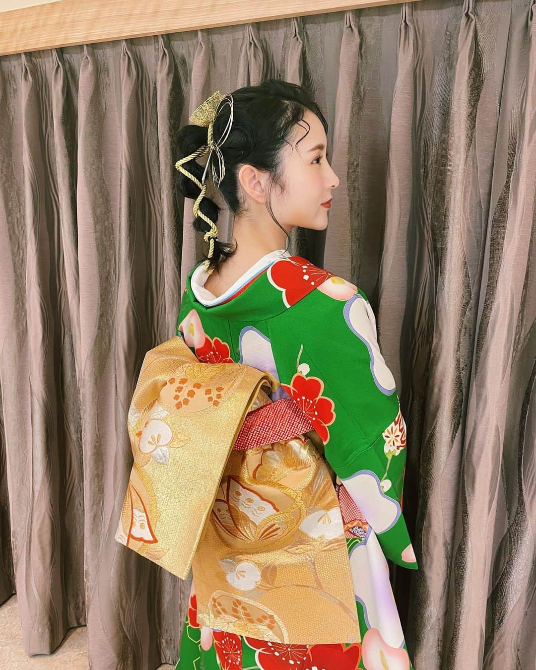 まつきりなさんのインスタグラム写真 - (まつきりなInstagram)「新年あけましておめでとうございます🐯💚  2022は元日から振袖を着て日本武道館で 仕事始めという、めでたいスタートになりました🎍🌸  NOAHの試合、最高すぎた... かっこよすぎて沼。1/8も見に行くの楽しみです！  ちなみにNOAHカラーの緑の振袖を選びました🥰 ヘアメイクは @junkorinkonyanko さん♡  今年もたくさん色んなお仕事していけるように 事務所と一緒に全力で謙虚にがんばりますので どうぞよろしくお願いします🎌☺️  みんな今年も雑に仲良くしてなあ♡  #NOAH#日本武道館##振袖#ファンキー加藤 さん #山田邦子 さん #ウルフアロン さん #まつきりな」1月1日 23時37分 - matsuki_rina