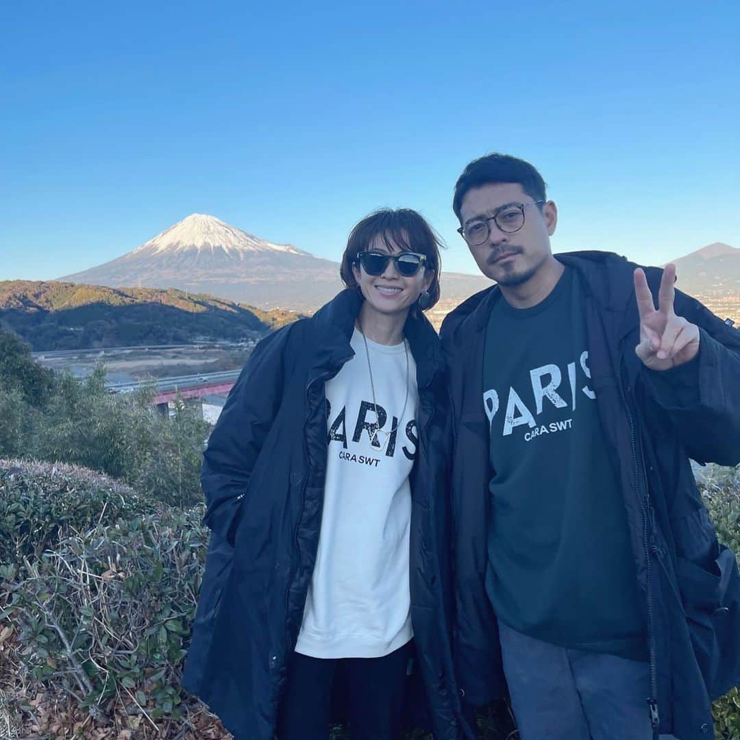 畑野ひろ子のインスタグラム：「明けましておめでとうございます🎍 今年もどうぞ宜しくお願い致します🙇‍♀️  富士山が、とっても美しく見えたSAにて🗻☀️」