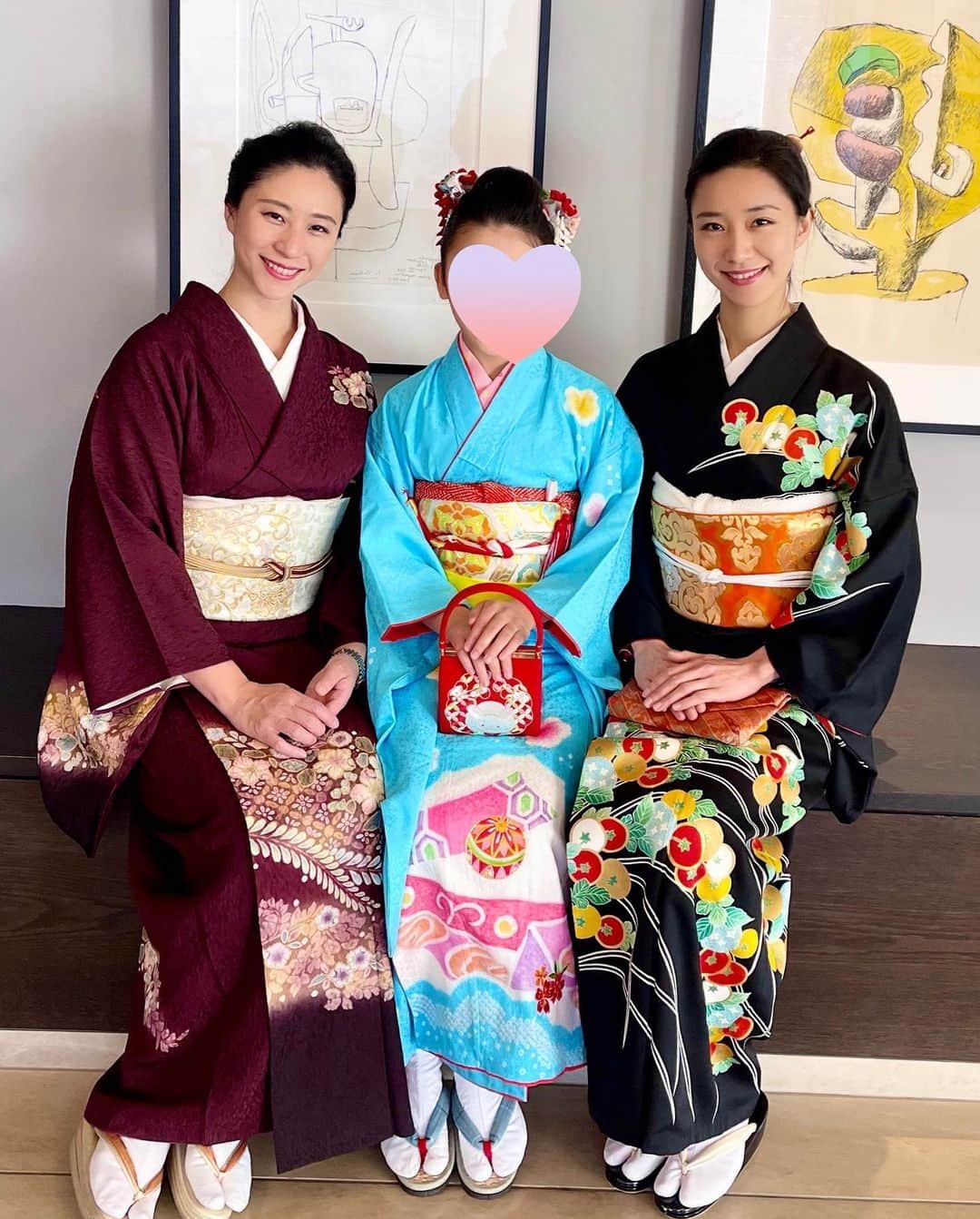 三浦瑠麗さんのインスタグラム写真 - (三浦瑠麗Instagram)「初詣はお稲荷さんへ。 娘の七五三の着物はもう今年でおしまいかな。おねえさんぽく文庫にしてみました。 妹にもわたしが若いころあつらえた着物を着せて、みんなでお詣り。」1月2日 0時27分 - lullymiura