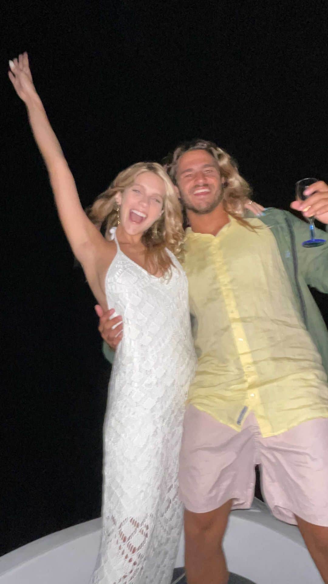 イザベラ・サントーニのインスタグラム：「2022 começou surpreendendo já! Viramos no mar 🌊 #izaaa #happynewyear」
