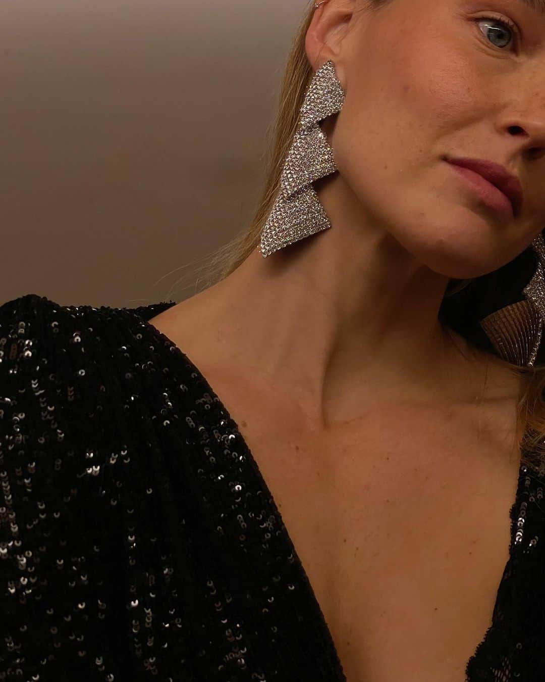 バー・ラファエリのインスタグラム：「I chose BLING over leg warmers.  For once」