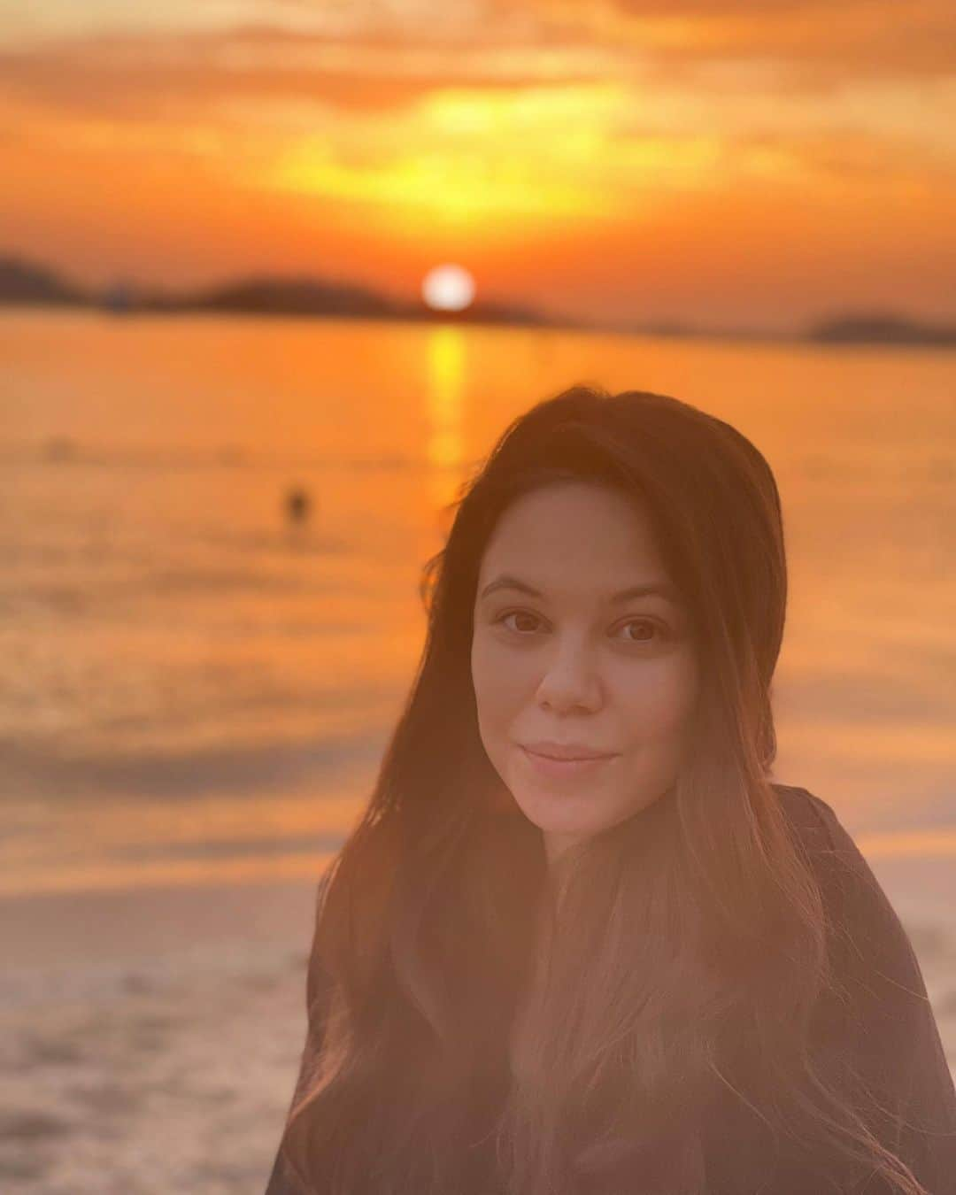 エレーナ・イリニフのインスタグラム：「Dubai sunset 🌅❤️✨」