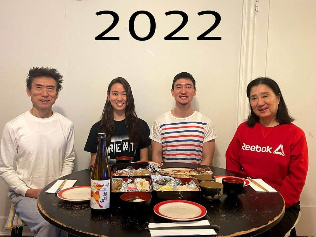 Lily Saito (齊藤莉理)のインスタグラム：「Happy New Year from the Saito Family!! 🥳🥂🌟 Wishing everyone a wonderful, healthy, joyful year ahead! 🙏🏻🥂 Traditional New Years dish made by Kumiko Saito with some of my help! Currently trying to remember how to make all of this 😅 #OneStepAtATime #OneDay • 斉藤家族から皆さんへ、 新年明けましておめでとうございます！❤️ 今年も宜しくお願いします！🙏🏻💕🥰」