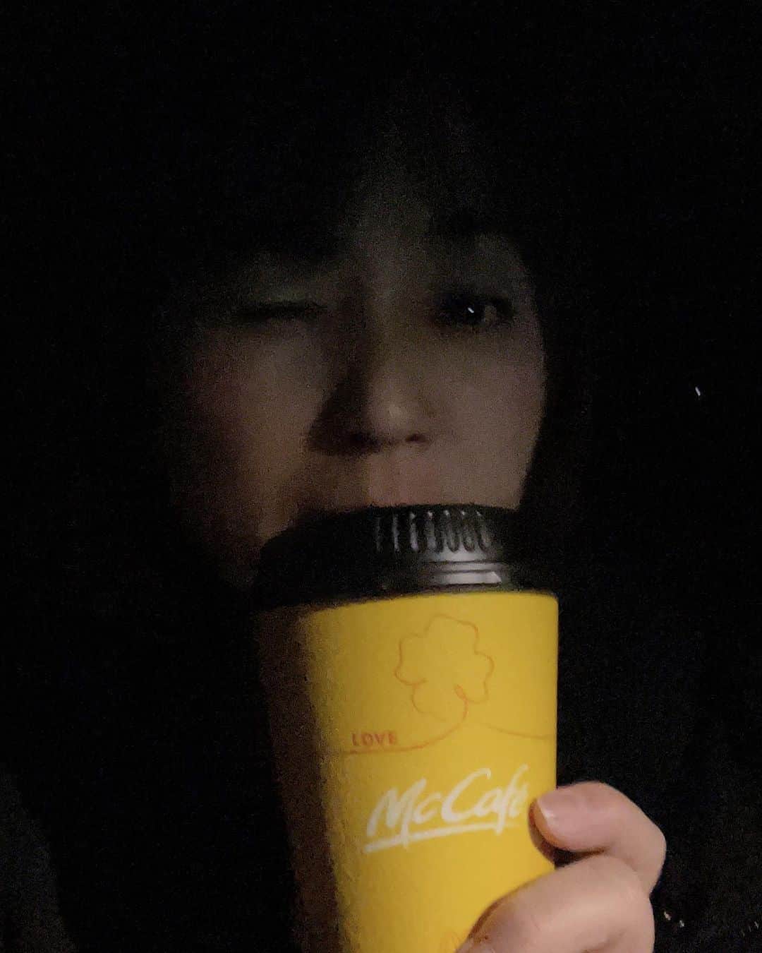 橋本志穂さんのインスタグラム写真 - (橋本志穂Instagram)「元日に残念なことと嬉しいこと。 東京もすっごく寒かったので ホットコーヒー買おうと Mcのドライブスルーに入ったの。 マックのアプリ開いたら ポテト全サイズ🍟販売が再開した〜😍  でも夜遅かったので ポテトは我慢‼️ ホットコーヒーだけ注文しました。  飲んだらめちゃくちゃ苦い😱 わたしが疲れてるのかな？と夫にも飲んでもらったら 「うわっ、何これ‼️」 コンビニやマックのコーヒー好きなんですけど 年が明けてすぐのマック コーヒーが煮詰まって 苦いと酸っぱいと不味いしか 感じなくて、 大きいサイズ買ってたし ガッカリ〜😥 あれはぜーったい、 ウェイストwasteな商品。 バイトしてたからわかるけど あんなにずーっと煮詰まったのを出したらダメだわー🙅‍♀️  マックファンだけに 新年早々ガッカリでした。 でも、ポテトは嬉しい〜」1月2日 1時49分 - shihohashimoto3
