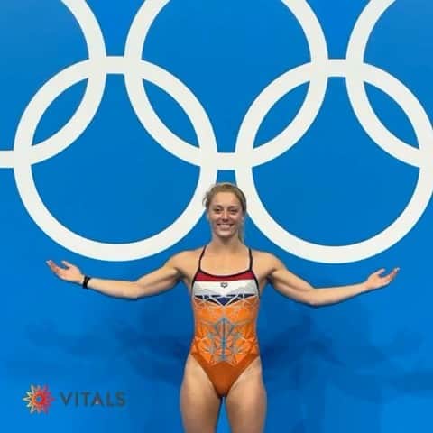 キーラ・トゥサントのインスタグラム：「Happy New Year! 🎆   Started the new year off well with some great news! Very proud to continue our partnership till 2024! ✍🏼 #elkedagbeter」